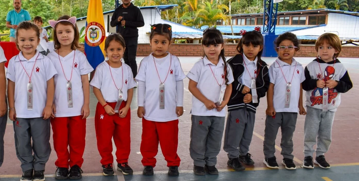 Estudiantes de preescolar en formación en el patio del colegio