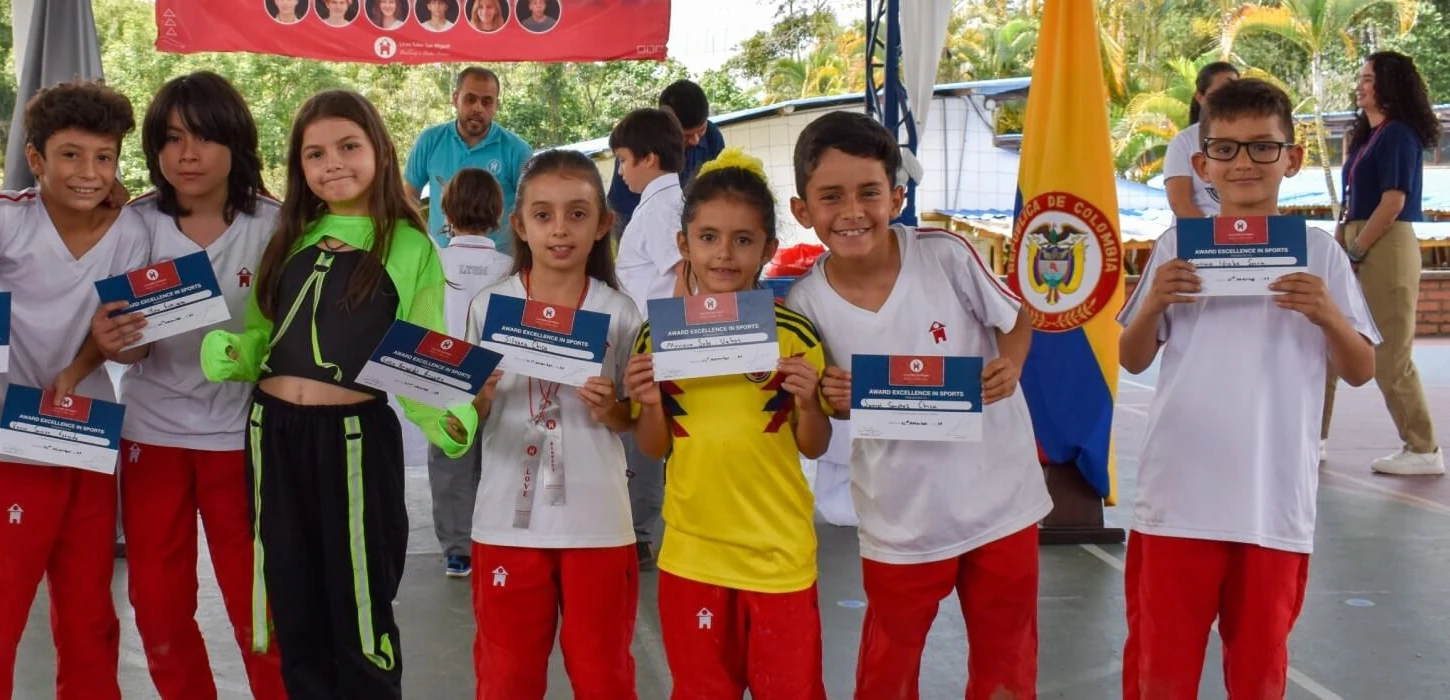 Grupo de estudiantes mostrando sus reconocimientos deportivos